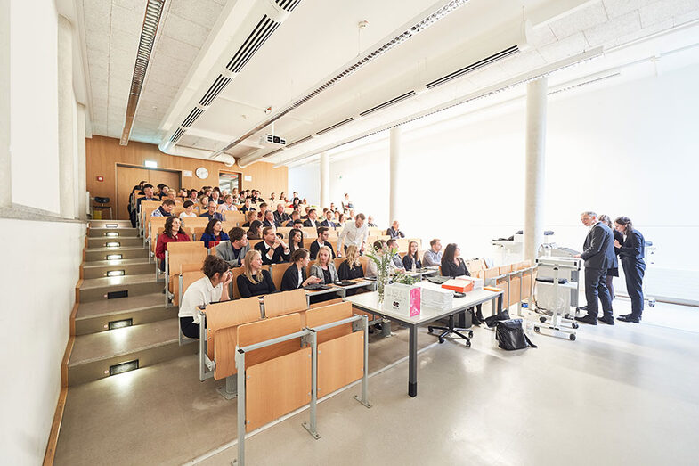 People sitting in a lecture hall at the exhibition/graduation ceremony at the Faculty of Architecture