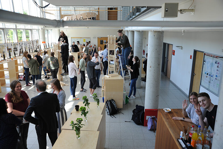 Besucher*innen des Tags der offenen Tür am Fachbereich Architektur