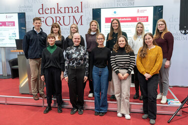 Gruppenfotos der Preisträgerinnen der auf der Bühne der Messeakademie 2024.