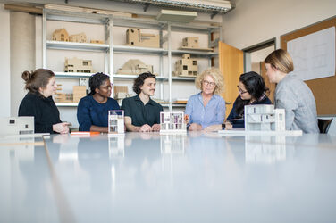 Entwurfsbesprechung am Modell mit Professorin und Studierenden am<br>Fachbereich Architektur