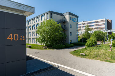Photo of the building at Emil-Figge-Straße 42, with building 44 in the background and building 40a on the left on the Fachhochschule Dortmund campus.