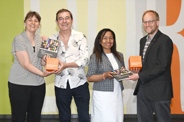 Gruppenbild internatioanler Gäste an der Fachhochschule Dortmund. Von links nach rechts: Dr. Ramona Schröpf, Bruno Boudeau und Julie Rabodonirina (Sorbonne Univeristy), Prof. Dr. Franz Vogler.__Group picture of international guests at Dortmund University of Applied Sciences and Arts. From left to right: Dr. Ramona Schröpf, Bruno Boudeau ans Julie Rabodonirina (Sorbonne University), Prof. Dr. Franz Vogler