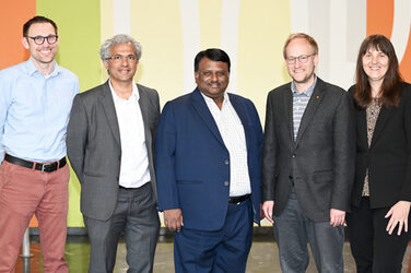 Gruppenbild internatioanler Gäste an der Fachhochschule Dortmund von der . Von links nach rechts: Prof. Dr. Stephan Weyers, Prof.Dr. Vinod Rajamani, Prof. Nataraj (R.V. College of Engineering), Prof. Dr. Franz Vogler, Dr. Ramona Schröpf.__Group picture of international guests at Dortmund University of Applied Sciences and Arts from the . From left to right: Prof. Dr. Stephan Weyers, Prof. Dr. Vinod Rajamani, Prof. Nataraj (R.V. College of Engineering), Prof. Dr. Franz Vogler, Dr. Ramona Schröpf.