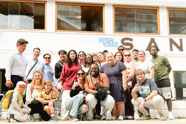 Gruppenbild internatioanler Gäste der Summer School aus Texas am Hafen in Dortmund. von rechts: Dragos Paun (Rumänien, Bábes Bolyai, Cluj), Martin Kissler, Rhett Vorster, Miguel Sánchez Lopez, Pia Becker, Martin Kuhn alle (Fachhochschule Dortmund), Lauren Krznarich und Lauren Minaudo und Studierende von der UTA University.__Group picture of international guests of the Summer School from Texas at the harbor in Dortmund.from right: Dragos Paun (Romania, Bábes Bolyai, Cluj), Martin Kissler, Rhett Vorster, Miguel Sánchez Lopez, Pia Becker, Martin Kuhn (Fachhochschule Dortmund), Lauren Krznarich and Lauren Minaudo and students from UTA University.