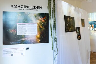 Eingangsbereich der Ausstellung: Auf einer Wand steht der Ausstellungstitel