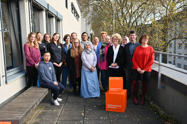 Gruppenfoto mit 17 Teilnehmenden des Welcome Events der Internationalen Woche der FH Dortmund im Freien__Group photo with 17 participants of the Welcome Event of the International Week of Dortmund University of Applied Sciences outdoors