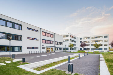 Photo of the buildings Emil-Figge-Straße 38a and 38b of the Fachhochschule Dortmund with forecourt.