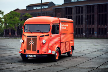 Der Citroën HY steht vor einer alten Industriehalle auf dem Gelände Phönix West in Dortmund.