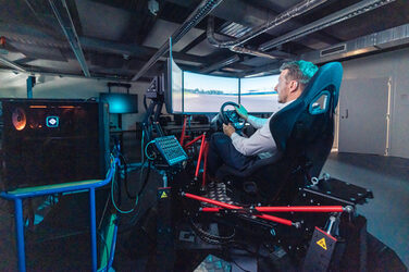 Hochdynamischer Fahrsimulator für neue Akustikfunktionen._Highly dynamic driving simulator for new acoustic functions.