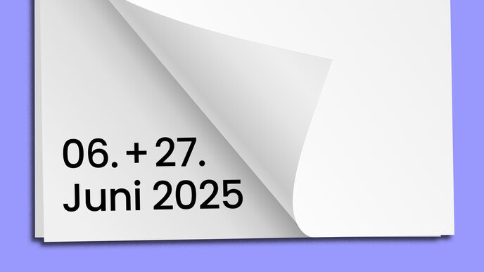 Ein Kalenderblatt mit umgeknickter Ecke auf einem hellvioletten Hintergrund. Darauf steht in schwarzer Schrift: „06. + 27. Juni 2025“.