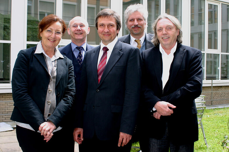 Eine gruppe von fünf Menschen steht im Innenhof der FH Dortmund.