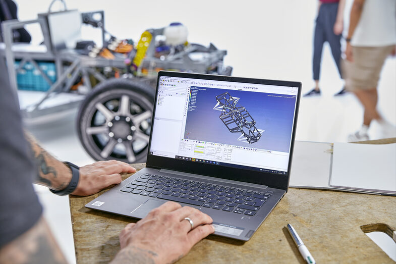 Foto bei der Arbeit an der FEM-Simulation in HyperWorks