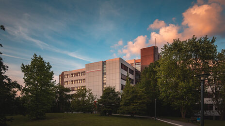 Foto vom Gebäude Emil-Figge-Straße 44 mit Logoanbringung "Fachhochschule Dortmund" - aus der Ferne.