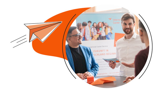 Ein Absolvent im blauen Sakko spricht mit einem Berater an einem Messestand, der für den International Career Service wirbt; daneben ist eine stilisierte Darstellung eines aufsteigenden Papierfliegers abgebildet.