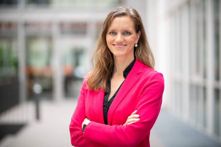 Portrait of Prof. Dr. Kathrin Löhr