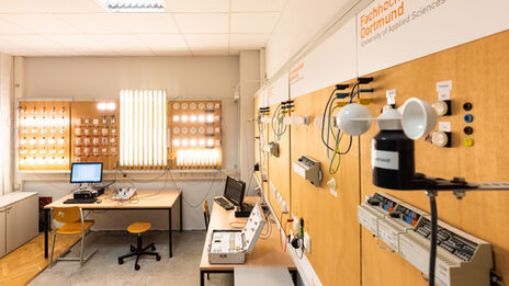 A photo of the laboratory for electrical building systems technology. A lighting system can be seen on the wall.