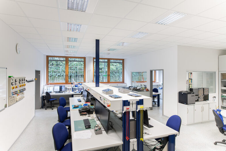 Room image of the laboratory for electronics and automation.