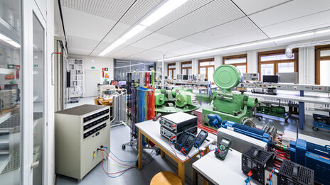 A room in the laboratory for power electronics and drive systems with a wide range of laboratory equipment and many devices and machines.