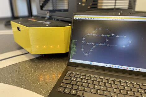 Information systems and a driverless transport vehicle support the processes in the LogILab