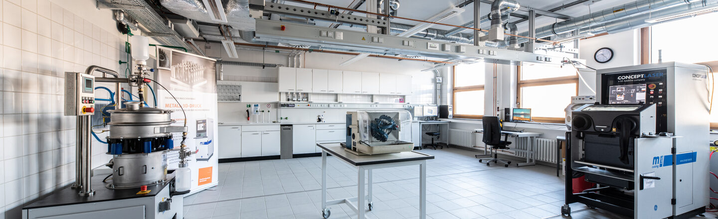 Photograph of the Metal 3D Printing Laboratory of the Faculty of Mechanical Engineering.