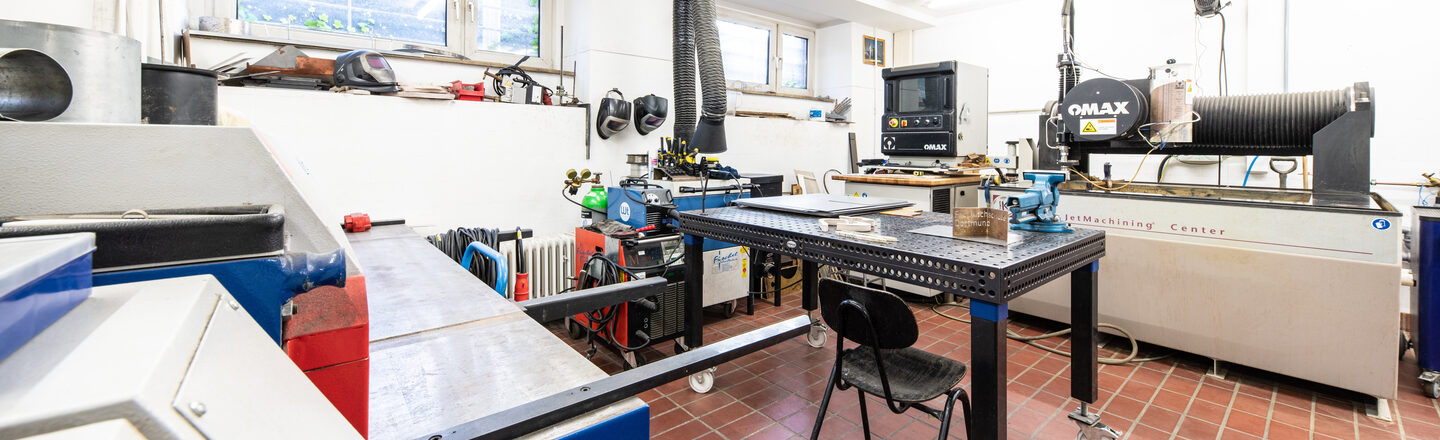 Photograph of the metal workshop with various devices and utensils.