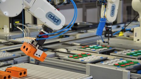Foto aus dem Robotiklabor des Fachbereichs Maschinenbau. Es sind Industrieroboter und weitere technische Geräte zu erkennen.