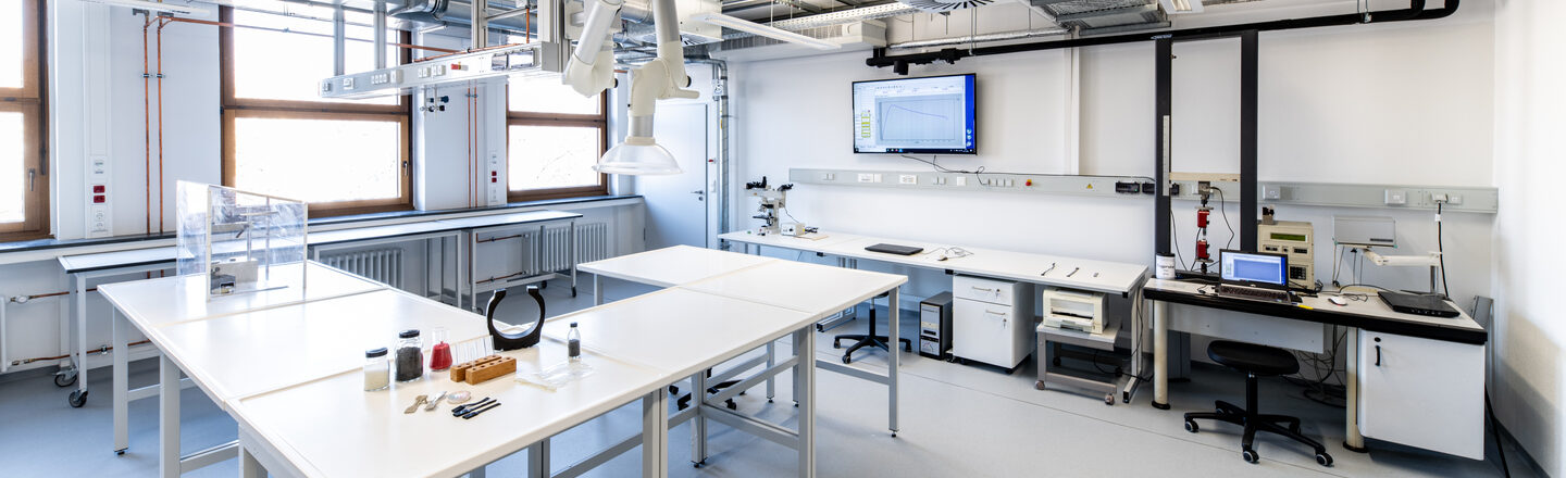 Photograph of the plastics laboratory of the Faculty of Mechanical Engineering.