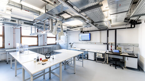 Photograph of the plastics laboratory of the Faculty of Mechanical Engineering.