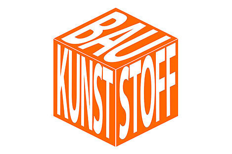 Logo des Projekts Baukunststoff in Form eines orangenen Würfels mit der Aufschrift Bau–Kunst-Stoff.