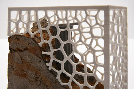Von Studierenden entwickelter Award zur Baugeschichte aus natürlich gebrochenem Naturstein sowie einer 3D-gedruckten zellularen Struktur, Nahaufnahme
