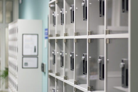 Foto von Schließfächern im Flur vor der Bibliothek__Photo of lockers in the hallway in front of the library