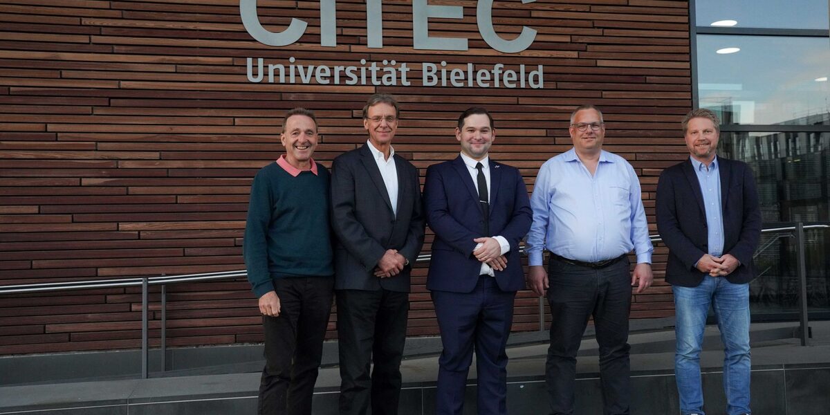 Gruppenbild vor dem CITEC-Gebäude.<br>Die Namen von Links nach Rechts: Herr Prof. Dr.-Ing. Franz Kummert (CITEC, Universität Bielefeld), Herr Prof. Dr.-Ing. Ulrich Rückert (CITEC, Universität Bielefeld), Herr Lukas Krawczyk, Herr Prof. Dr.-Ing. Carsten Wolff, Herr Dr.-Ing. Sebastian Wrede (CITEC, Universität Bielefeld)