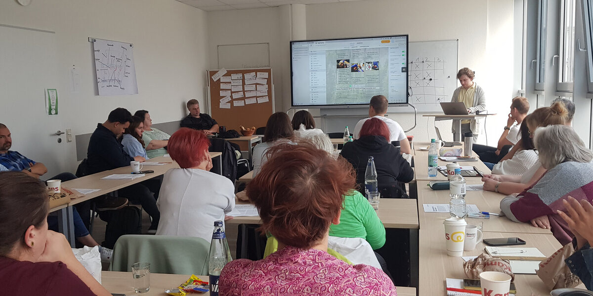 Leon Sachweh and Marcel Mitas (Fachhochschule Dortmund) and Ansgar Rahmacher (mpool consulting GmbH) show how VR glasses and other assistance systems work.