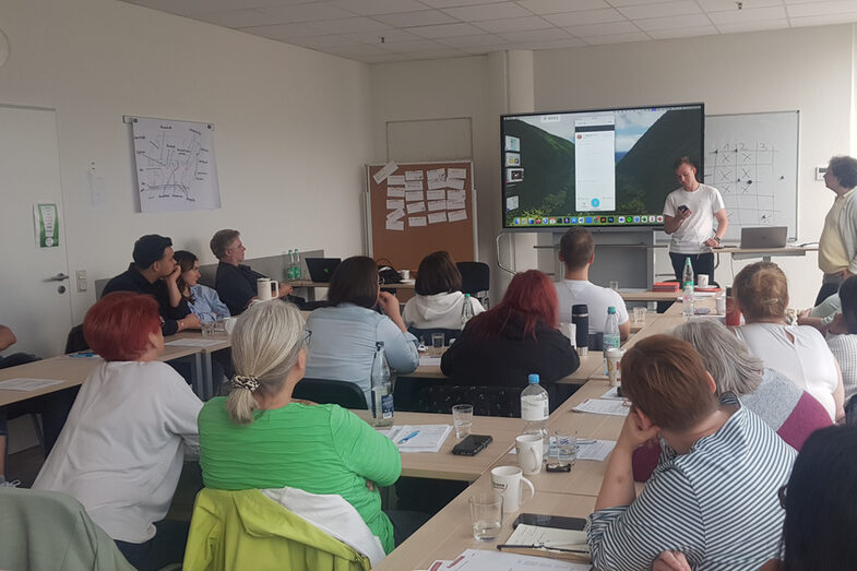 Leon Sachweh and Marcel Mitas (Fachhochschule Dortmund) and Ansgar Rahmacher (mpool consulting GmbH) show how VR glasses and other assistance systems work.
