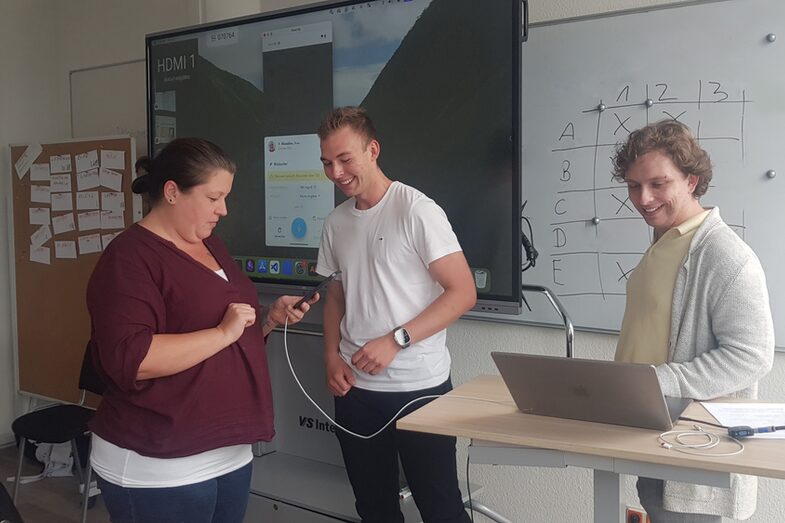 Leon Sachweh and Marcel Mitas (Fachhochschule Dortmund) and Ansgar Rahmacher (mpool consulting GmbH) show how VR glasses and other assistance systems work.