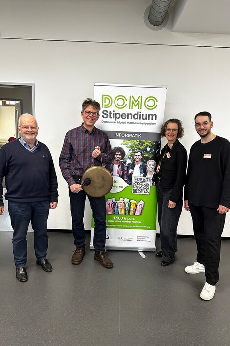 Dies ist ein Gruppenfoto der Veranstalter*innen des DOMO-Speeddatings 2025