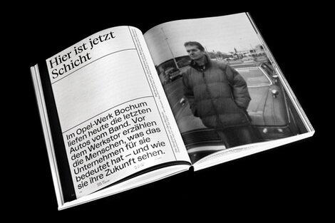 Ein aufgeschlagenes Buch - auf der einen Seite Text, auf der anderen Seite in großformatiges Schwarz-Weiß-Bild.