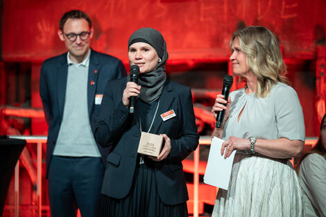 Mehrere Personen mit Mikrofon.