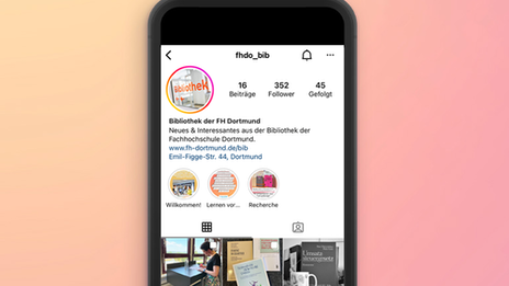 Ein Smartphone vor einem gelb-rosafarbenen Hintergrund. Auf dem Display sieht man einen Screenshot von der Instagram-Seite der Bibliothek der FH Dortmund.