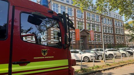 Ein Feuerwehrauto vor dem Gebäude der Fachhochschule Dortmund