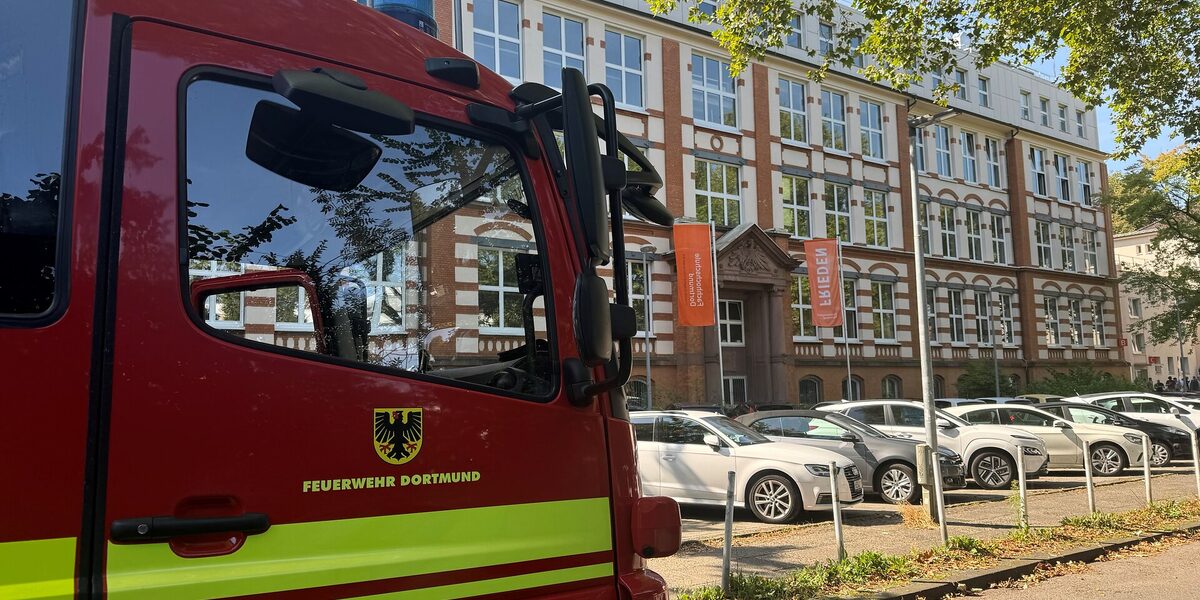 A fire engine in front of the Fachhochschule Dortmund building