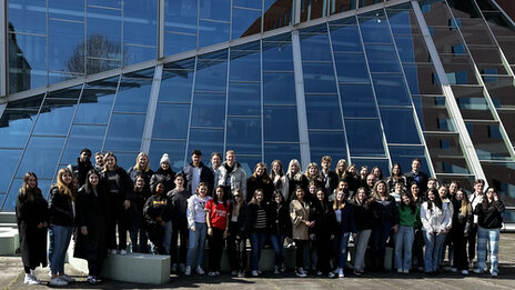 Group photo of all participants and participating lecturers from both partner universities (approx. 50 people in total) in front of the Hogeschoollaan 1 campus in Breda (NL) of the Avans University of Applied Sciences.