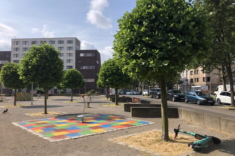 Auf dem Mehmet-Kubasik-Platz gibt es eine bunte Spielfläche für Kinder.