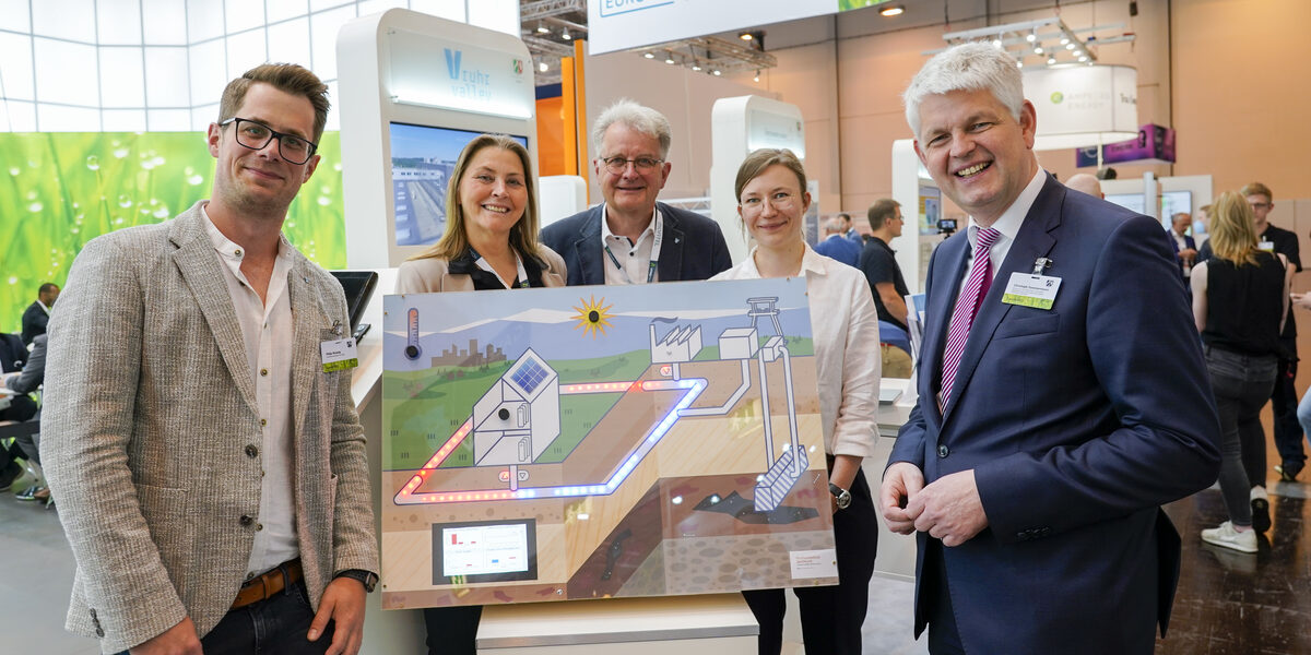 Gruppenbild mit Philip Wizenty (links), Prof. Dr. Sabine Sachweh (links) und weitere Personen am Landesgemeinschaftsstand MWIDE.