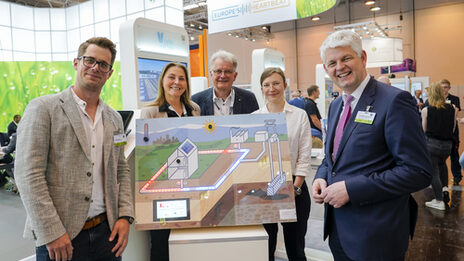 Gruppenbild mit Philip Wizenty (links), Prof. Dr. Sabine Sachweh (links), Prof. Dr. Norbert Wißing, Thea Buchholz und StS Christoph Dammermann am Landesgemeinschaftsstand MWIDE.