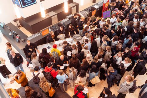 Ein volles Foyer mit vielen Menschen