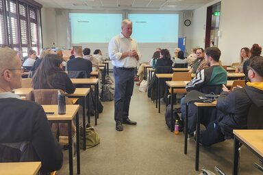 Alvin Malesky steht im Plenum und beantwortet eine Frage