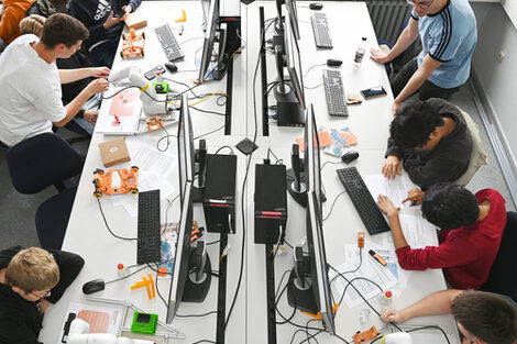 Jugendliche arbeiten an Laborarbeitsplätzen