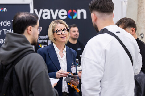 Mehrere Personen im Gespräch miteinander.