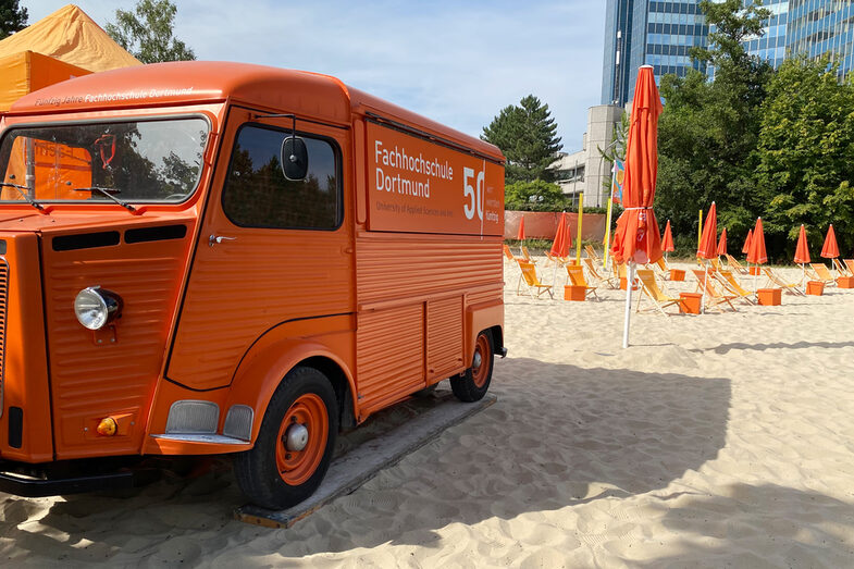 Der HY-Oldtimer der FH Dortmund steht am Strand beim Juicy-Beats-Festival.